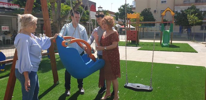 La concejala PSOE en Ayuntamiento de Sevilla Adela Castaño visita el nuevo parque infantil en la Plaza Padre Castro de Parque Alcosa
