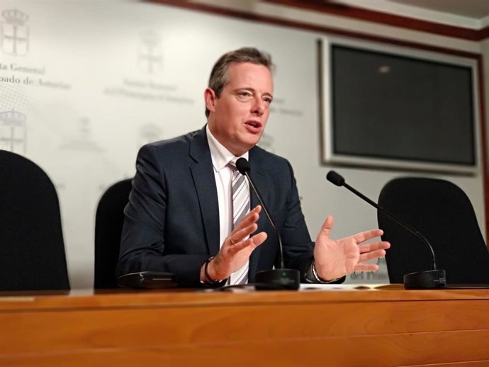    El portavoz del grupo parlamentario socialista, Marcelino Marcos.