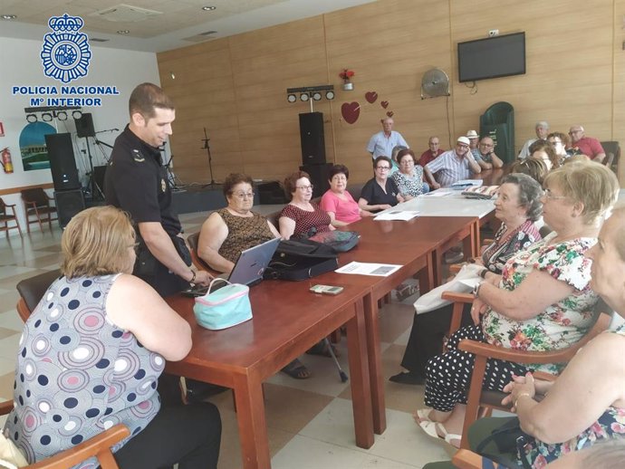 Delegación de Participación Ciudadana de las Comisarías de Policía Nacional de Almería y El Ejido realiza una charla en el Centro de Mayores de Loma de la Mezquita de El Ejido