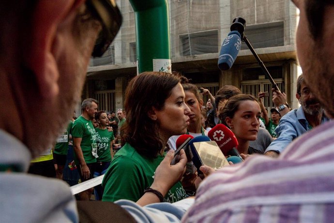 La candidata del PP a la Presidencia de la Comunidad de Madrid, Isabel Díaz Ayuso, atiende a los medios de comunicación antes de participar en la carrera popular que se celebra este año en el marco de los actos de conmemoración del 175 aniversario de la