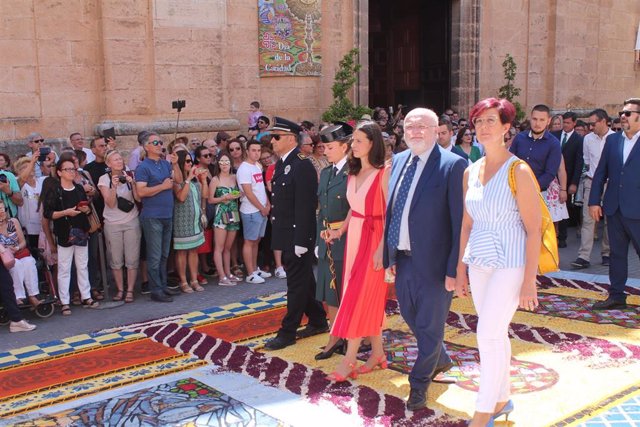 El delegado de la Junta en Albacete visita las alfombras de serrín de Elche de la Sierra.