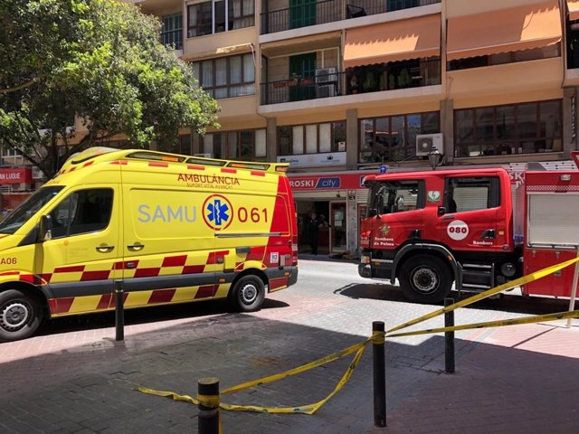 Imagen de una ambulancia del 061 y de una dotación de los Bomberos de Palma que están interviniendo en el operativo.