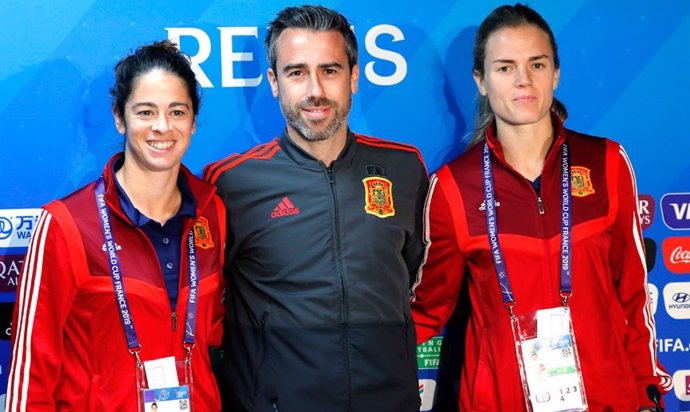 El seleccionador español femenino de fútbol, Jorge Vilda, y las jugadoras Marta Torrejón e Irene Paredes
