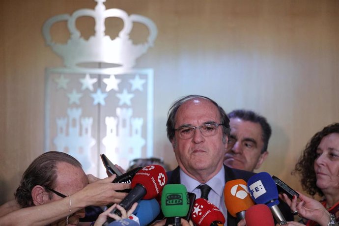 El candidato del PSOE a la Presidencia de la Comunidad de Madrid, Ángel Gabilondo, ofrece declaraciones a los medios de comunicación tras la reunión con su homóloga de  UP-IU-Madrid en Pie en la Asamblea de Madrid.