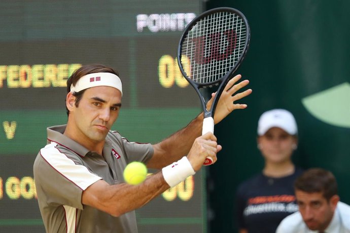 23 June 2019, Trobi: Swiss tennis player Roger Federer returns to Belgian David Goffin during their men's singles final match of the Trobi tennis tournament at the Gerry Weber Stadion. Photo: Fris Gentsch/dpa