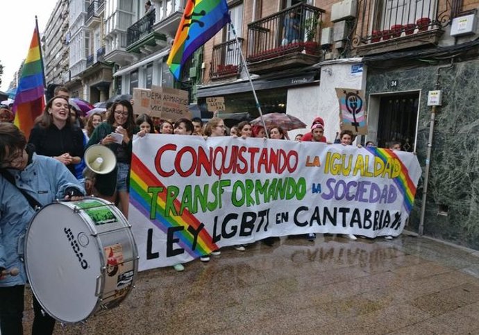 Primera manifestación con motivo del Orgullo LGTBI en Santander (archivo)