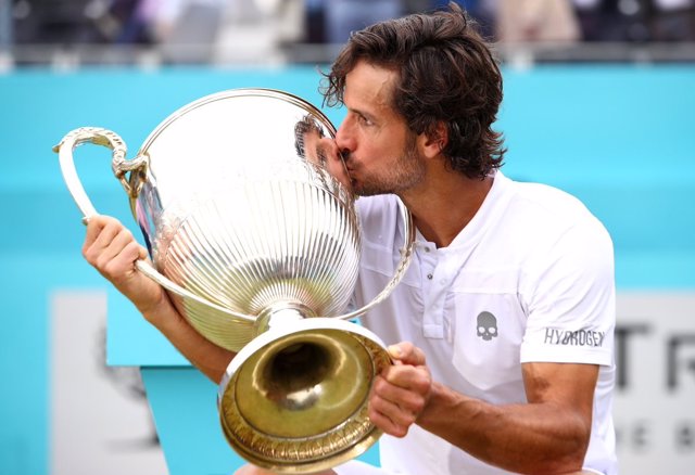 23 June 2019, England, London: Spanish tennis player Feliciano Lopez  in action against France's Gilles Simon during their men's singles final match of the Queen's Club Championships tennis tournament, at the Queen's Club. Photo: Steven Paston/PA Wire/dpa
