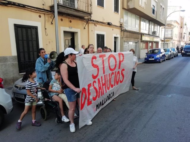 Imagen de una proteta de Stop Desahucios ante un lanzamiento hipotecario en Palma.