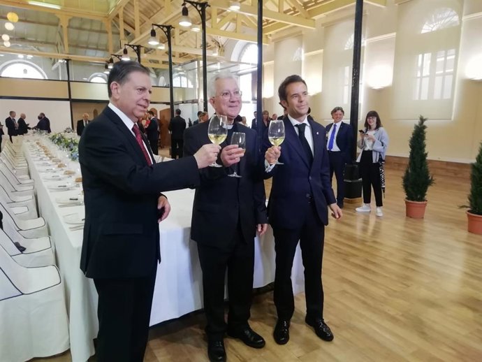 El ayuntamiento recupera la invitación al Cabildo de la degustación de las fresas.