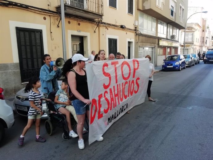 Imatge d'una proteta de Stop Desnonaments davant un llanament hipotecari a Palma.