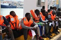 Rescatadas 280 personas de ocho pateras este fin de semana en las costas de Andalucía