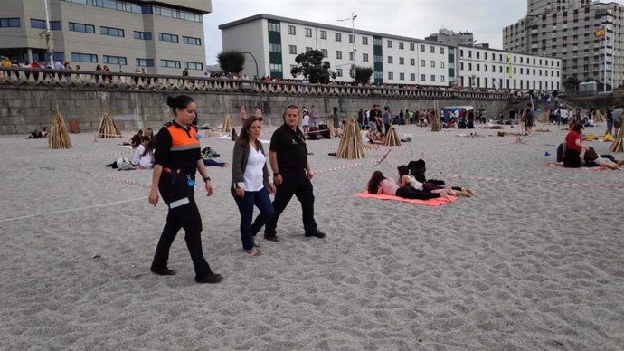La alcaldesa de A Coruña, Inés Rey, supervisa dispositivo de seguridad en la playa de Riazor.