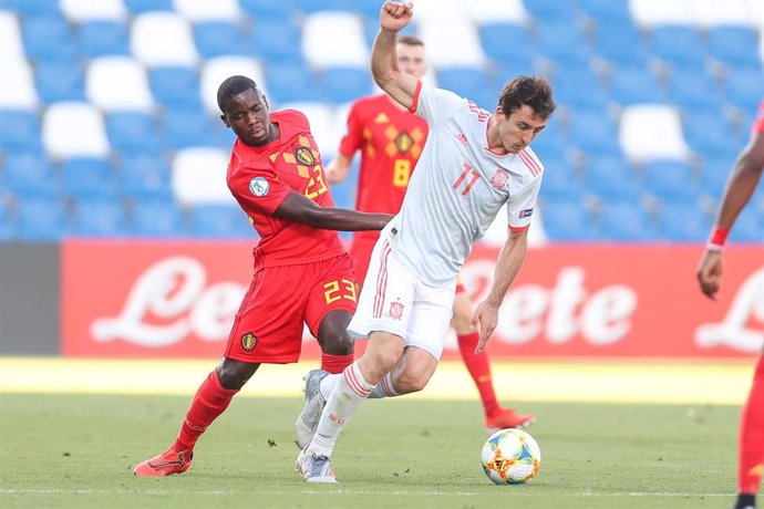 19 June 2019, Italy, Reggio Emilia: Belgium's Orel Mangala (L) and Spain's Mikel Oyarzabal battle for the ball during the UEFA Under-21 EURO Group A soccer match between Spain and Belgium and france at at the Mapei Stadium. Photo: Bruno Fahy/BELGA/dpa