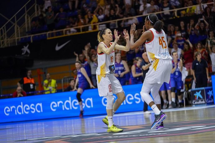 La escolta Anna Cruz, durante un partido con la selección española de baloncesto.