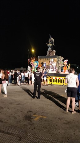 Un agente de la Policía Local en las hogueras de San Juan de la pedanía de Puente Tocinos