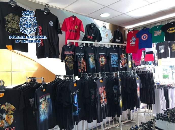 Ropa falsificada intervenida en una tienda de Torremolinos