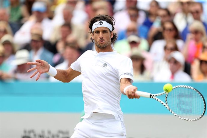 23 June 2019, England, London: Spanish tennis player Feliciano Lopez  in action against France's Gilles Simon during their men's singles final match of the Queen's Club Championships tennis tournament, at the Queen's Club. Photo: Steven Paston/PA Wire/d