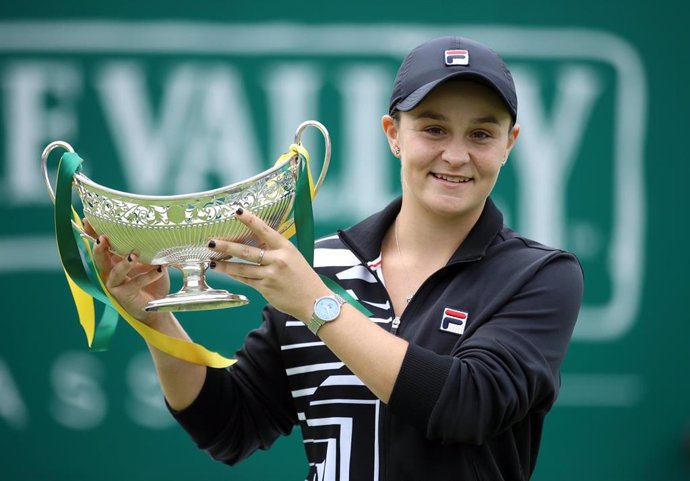 23 June 2019, England, Birmingham: Ashley Barty holds the trophy after defeating Germany's Julia Goerges during their women's single final match of the Birmingham Classic tennis tournament at the Edgbaston Priory Club. Photo: Tim Goode/PA Wire/dpa