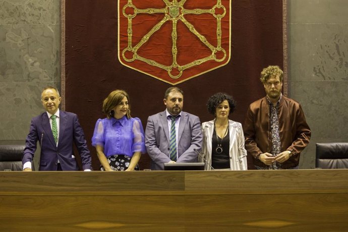 Los miembros de la Mesa del Parlamento de Navarra. De izquierda a derecha, Juan Luis Sánchez de Muniáin (Navarra Suma), Yolanda Ibáñez (Navarra Suma), Unai Hualde (Geroa Bai), Inma Jurío (PSN), y Maiorga Ramírez (EH Bildu).