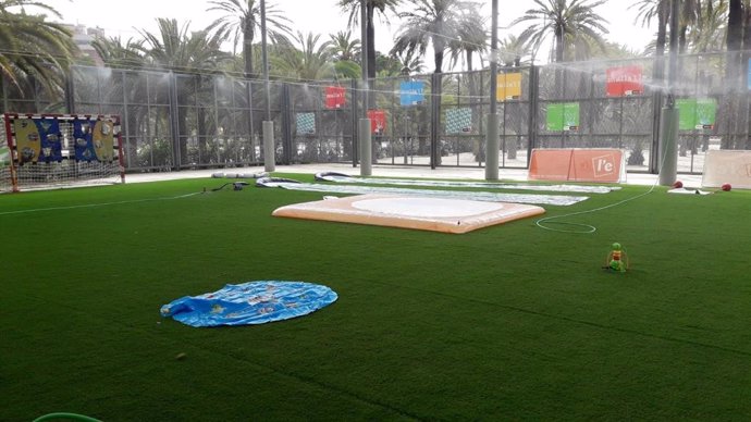 Barcelona inaugura un espai infantil amb jocs d'aigua al parc Joan Miró.
