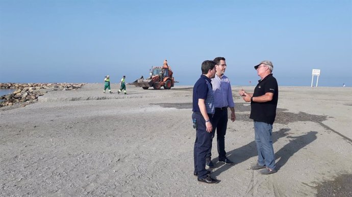 Concejal del Área de Obras Públicas, Mantenimiento y Servicios, Alberto González, supervisa la limpieza de las playas de El Ejido tras las hogueras de San Juan