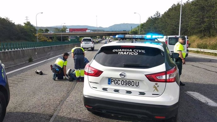 La Guardia Civil atiende una colisión entre un vehiculo y una motocicleta en Noáin