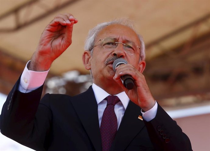 El presidente del Partido Republicano del Pueblo (CHP), Kemal Kilidaroglu, ha reivindicado la mayoría obtenida por los partidos de la oposición en las elecciones legislativas del pasado 7 de junio, por lo que les ha atribuido el "deber" de formar gobie