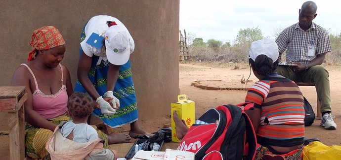 Atendiendo a pacientes con malaria en África