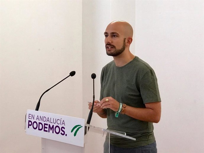 El responsable de la Secretaría Política y de Comunicación de Podemos Andalucía, Pablo Pérez Ganfornina, en rueda de prensa