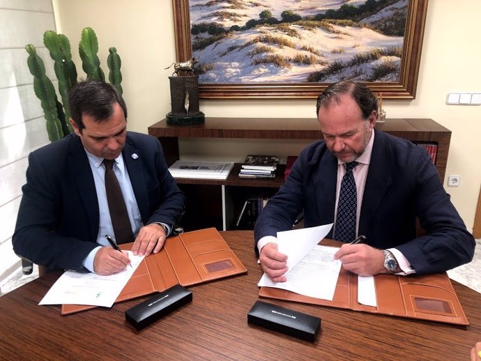 Los presidentes de la Fundación Caja Rural del Sur, José Luis García-Palacios Álvarez, y de Asaja Cádiz, Pedro Gallardo, ratifican un convenio de colaboración entre ambas entidades