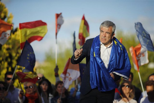 El cabeza de lista de Cs al Parlamento Europeo, Luis Garicano, interviene en el cierre de campaña de Ciudadanos en el Parque Alfredo Kraus en Madrid