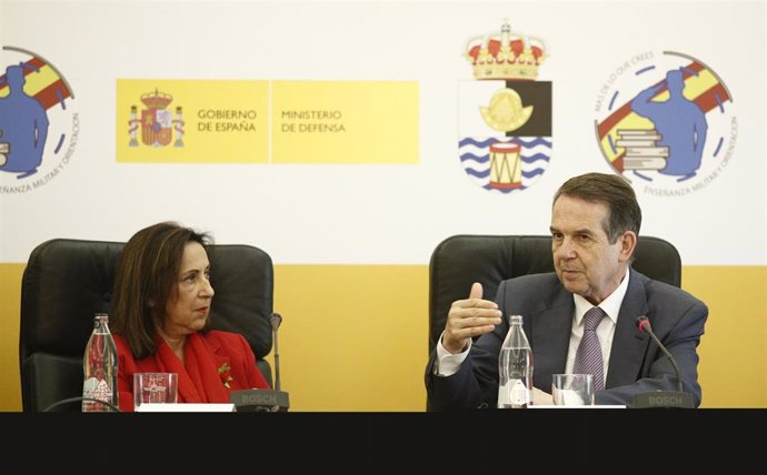 La ministra de Defensa, Margarita Robles, y el presidente de la Federación Española de Municipios y Provincias (FEMP), Abel Caballero, durante la firma de un acuerdo para la incorporación al mundo laboral del personal de las Fuerzas Armadas.