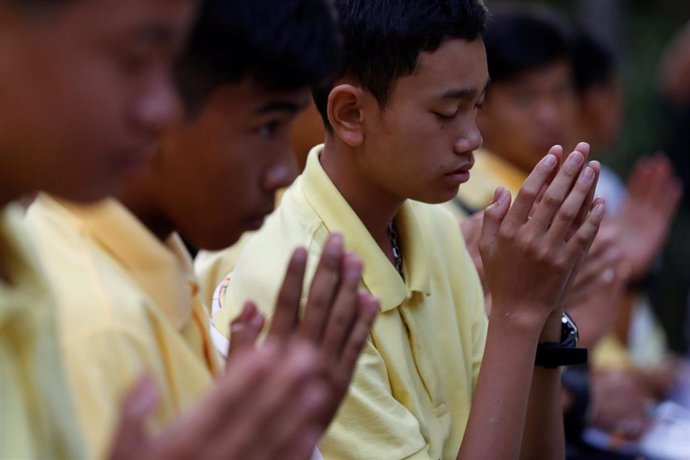 Los niños rescatados de una cueva en Tailandia participan en un acto religioso