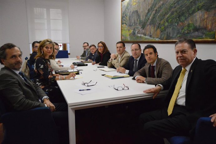 Primera reunión de la Junta de Gobierno del Ayuntmaiento de Oviedo, presidida por el Alcalde, Alfredo Canteli. En la imagen figuran además el primer Teniente de Alcalde y concejal de Urbanismo, Medio Ambiente, Infraestructuras y Distritos, Nacho Cuesta;