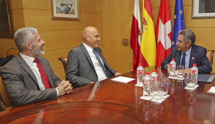 El presidente de Cantabria en funciones, Miguel Ángel Revilla, y el embajador de Suiza en España y Andorra, Giulio Haas