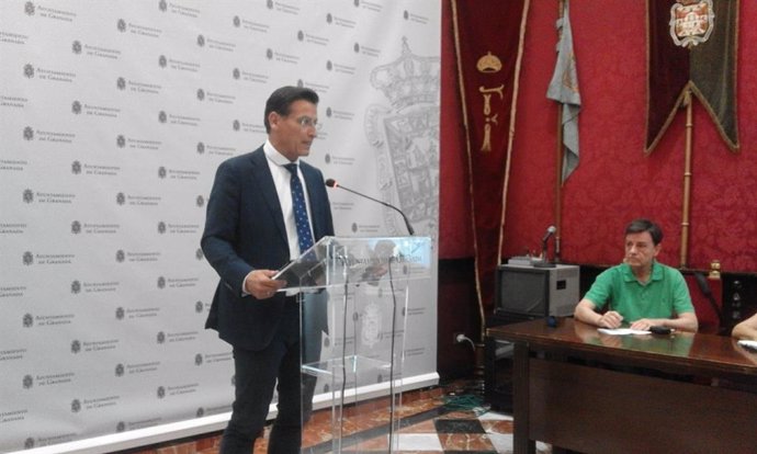 El alcalde de Granada, Luis Salvador, atiende a los medios