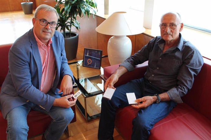 El músico Antoni Mur 'Lluci' y el presidente del Consell de Ibiza en funciones, Vicent Torres