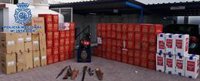Tres detenidos en La Línea (Cádiz) al ser sorprendidos descargando más de 29.000 cajetillas de tabaco