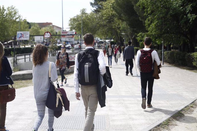 Estudiantes en la Ciudad Universitaria de Madrid.