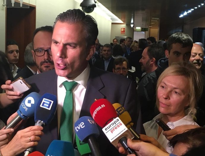 El secretario general de Vox, Javier Ortega Smith, atiende a los medios en Oviedo, tras la sesión constitutiva de la Junta General del Principado de Asturias, acompañado de los diputados Ignacio Blanco y Sara Concepción Álvarez Rouco.