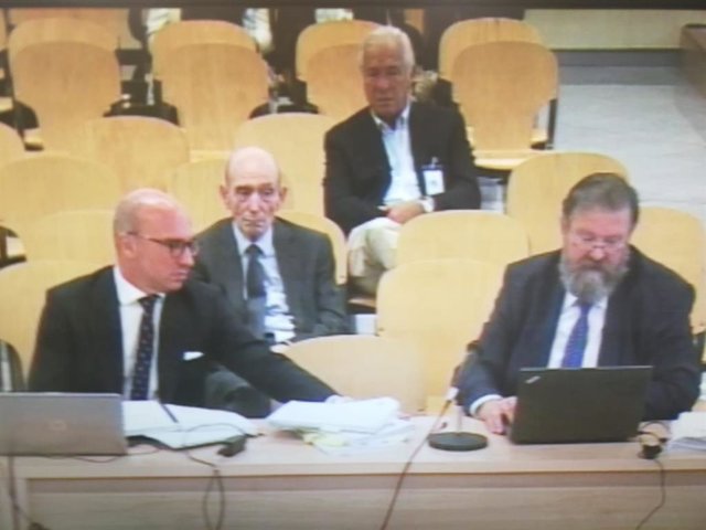 Los peritos judiciales del Banco de España Víctor Sánchez Nogueras (izquierda) y Antonio Busquets (derecha) comparecen en el juicio por la salida a Bolsa de Bankia.