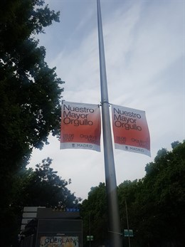 Banderolas de la campaña institucional del Ayuntamiento por el Orgullo