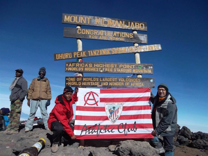 Bandera del Athletic en la cumbre del Kilimanjaro