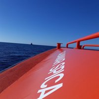 Trasladan al puerto de Motril (Granada) a los 18 ocupantes de la patera buscada en Alborán