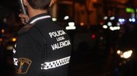 La Policía Local incauta 320 botellas de vidrio, 370 botes de cerveza y 50 kilos de leña en el paseo marítimo