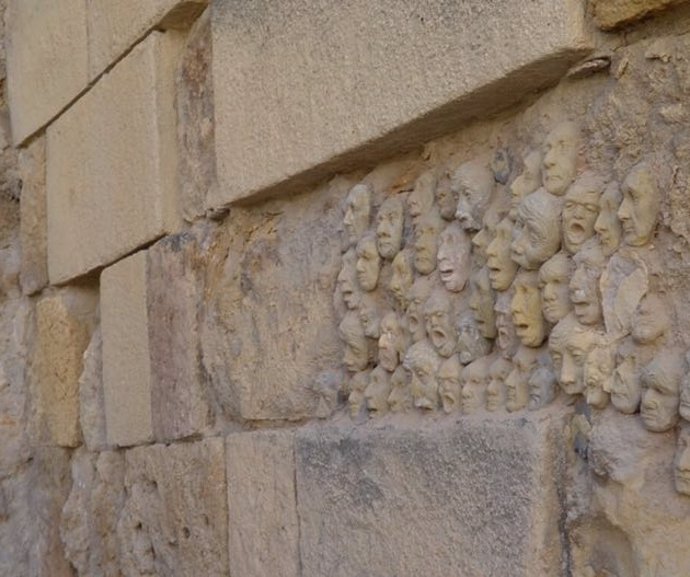 Las caras de arcilla aparecidas en la muralla junto a la Puerta de Almodóvar, en Córdoba capital