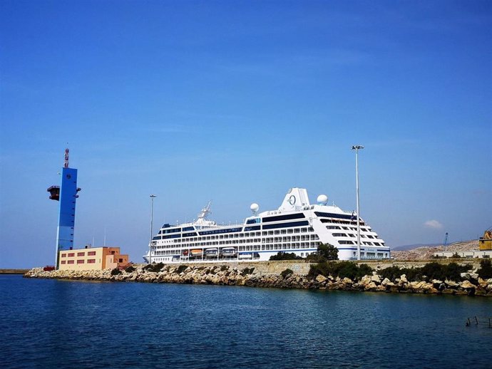 El crucero Sirena, en el puerto de Almería.