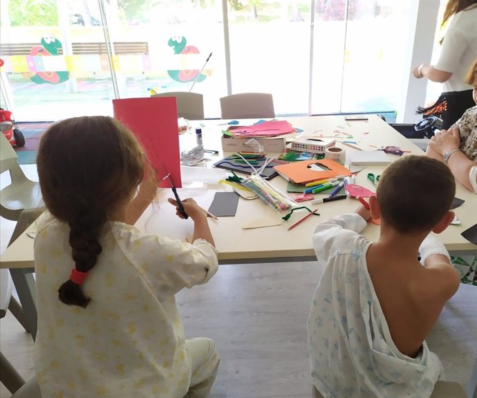Dos menores en el Hospital Materno-Infantil de Jaén.