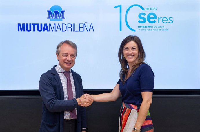 Acuerdo entre Lorenzo Cooklin, director de Comunicación, Identidad Corporativa y RSC de Mutua Madrileña y Ana Sainz, directora general de SERES
