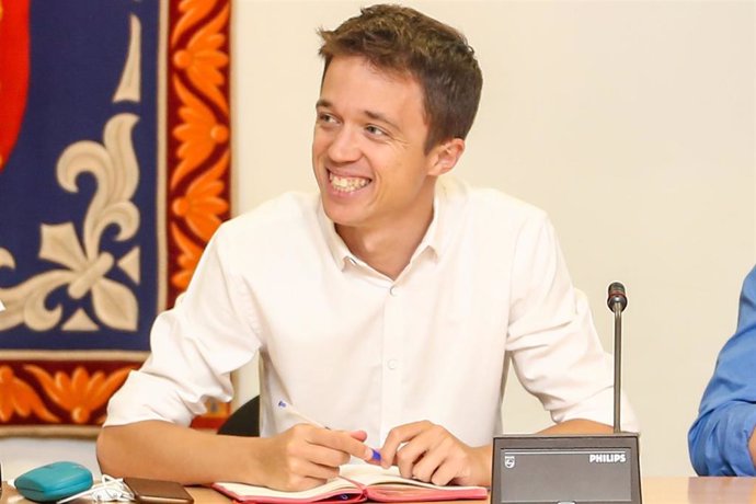 El candidato de Más Madrid a la Presidencia de la Comunidad de Madrid, Íñigo Errejón, reunido con su partido en la Asamblea de Madrid días antes de la constitución del Gobierno de la comunidad.